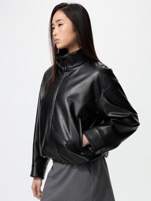 UNIQLO – оверсайз-бомбер из экокожи