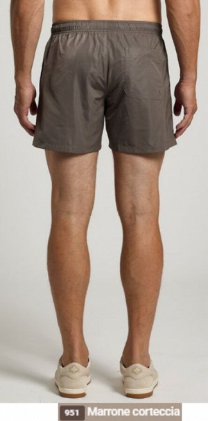 Шорты Man swim trunks made of nylon fabric
Front inseam pockets
Elastic waistband with drawstring
Regular fit
Logo embroidered
Желаемый цвет указываем в примечании к заказу