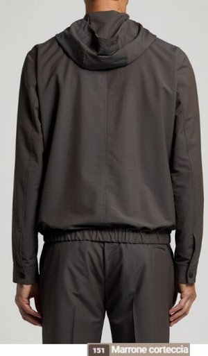 Ветровка Tessuto: 64% LANA 36% POLIAMMIDiCA
Fodera: 100% POLIAMMIDiCA
Fodera tasca: 65% POLIESTERE 35% COTONE
Hooded jacket
Fully lined
Long set-in sleeves with buttoned cuff
Front welt pockets
Hood w