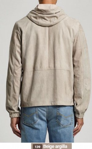 Ветровка Zipped hooded suede jacket
Long set-in sleeves with elasticated cuff
Big chest patch pockets with flap and snap button
Hood with drawstring
Leisure fit
Double slider front zipper fastening
Же