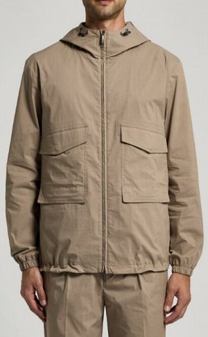 Ветровка Tessuto: 72% COTONE 28% POLIESTERE
Fodera: 100% POLIAMMIDiCA
Fodera tasca: 65% POLIESTERE 35% COTONE
Zipped half-lined hooded jacket
Long set-in sleeves with elasticated cuff
Big chest patch 