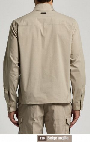 Ветровка Tessuto: 72% COTONE 28% POLIESTERE
Unlined shacket
Shirt collar
Long set-in sleeves and cuff fastening
Chest box pleated pockets with flap and button
Back yoke
Front two-way zip fastening
Cen