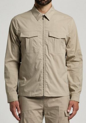 Ветровка Tessuto: 72% COTONE 28% POLIESTERE
Unlined shacket
Shirt collar
Long set-in sleeves and cuff fastening
Chest box pleated pockets with flap and button
Back yoke
Front two-way zip fastening
Cen
