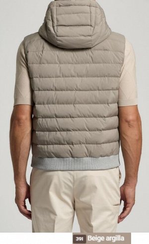 ЖИЛЕТ Tessuto: 85% POLIESTERE 15% FIBRA POLIURETA
Filato: 100% COTONE
Fodera: 100% POLIAMMIDiCA
Imbottiture: 90% PIUMINO D'OCA 10% PIUMETTE D'OCA
Quilted down vest
Hood with adjustable string inside
I