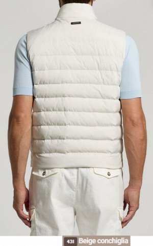ЖИЛЕТ Tessuto: 85% POLIESTERE 15% FIBRA POLIURETA
Filato: 100% COTONE
Fodera: 100% POLIAMMIDiCA
Imbottiture: 90% PIUMINO D'OCA 10% PIUMETTE D'OCA
Quilted down vest
Stand up collar
Inner rib collar det
