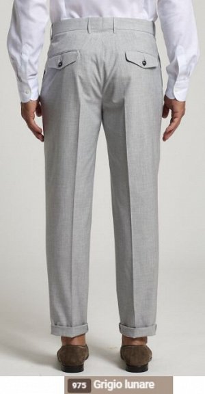 Брюки Tessuto: 69% POLIESTERE 29% VISCOSA 2% ELASTAN
Fodera: 100% COTONE
Front pleated chino pants
Front slanted pockets
Logo tape inside front watch pocket
Back double welt pockets with flap and butt