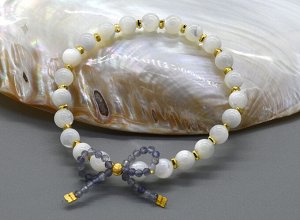 Браслет с бантиком из перламутра шарик 6мм с иолитом (кордиеритом), 16см