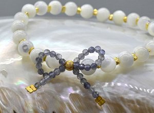 Браслет с бантиком из перламутра шарик 6мм с иолитом (кордиеритом), 16см
