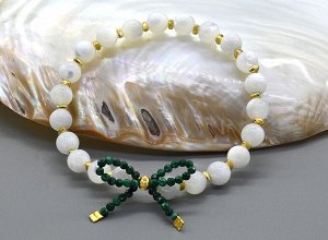 Браслет с бантиком из перламутра шарик 6мм с малахитом, 16см