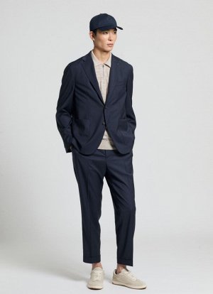 ПИДЖАК Tessuto: 100% LANA VERGINE
Fodera: 44% POLIESTERE 34% COTONE 22% ACETATO
single-breasted blazer half-lined
Notch lapel
Front patch pockets
Barchetta chest pocket
Cuffs with functional buttonhol