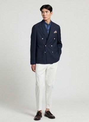 ПИДЖАК Tessuto: 100% LANA VERGINE
Fodera: 43% POLIESTERE 32% COTONE 25% ACETATO
Double-breasted 6 buttons blazer half-lined
Peak lapels
Front patch pockets
Barchetta chest pocket
Cuffs with functional