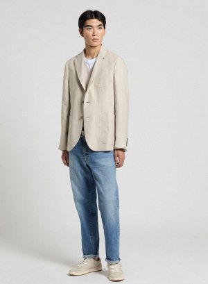 ПИДЖАК Tessuto: 100% LINO
Fodera: 40% CUPRO 32% COTONE 28% POLIESTERE
single-breasted blazer half-lined
Notch lapel
Front patch pockets
Patch chest pocket
Cuffs with functional buttonholes
Double back