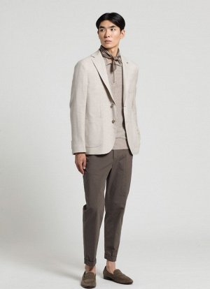ПИДЖАК Tessuto: 44% LINO 42% LANA 13% SETA 1% ELASTAN
Fodera: 38% CUPRO 32% COTONE 30% POLIESTERE
single-breasted blazer half-lined
Notch lapel
Front patch pockets
Patch chest pocket
Cuffs with functi