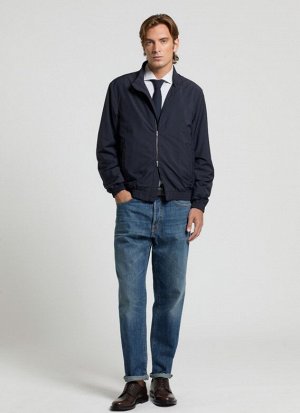 Бомбер Tessuto: 64% LANA 36% POLIAMMIDiCA
Fodera: 100% POLIAMMIDiCA
Fully-lined bomber jacket
Stand-up collar
Long set-in sleeves and cuff fastening
Elastic bottom and cuff
Front double welt pockets
F