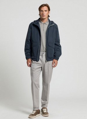 Ветровка Tessuto: 100% POLIESTERE
Fodera: 100% POLIAMMIDiCA
Fully lined hooded jacket
Long set-in sleeves with elastic cuff
Front patch pockets with flap and snap button
Hood with elastic adjustable s