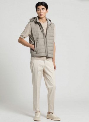 ЖИЛЕТ Tessuto: 85% POLIESTERE 15% FIBRA POLIURETA
Filato: 100% COTONE
Fodera: 100% POLIAMMIDiCA
Imbottiture: 90% PIUMINO D'OCA 10% PIUMETTE D'OCA
Quilted down vest
Hood with adjustable string inside
I