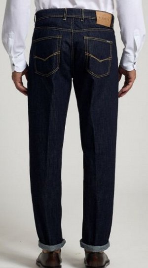 Джинсы Tessuto: 100% COTONE
Fodera: 65% POLIESTERE 35% COTONE
Denim trousers with dark rinse washing
5-pockets style with contrast stitchings
Embroidery on back pockets
Straight-leg fit
1/2 hem: 20,5 