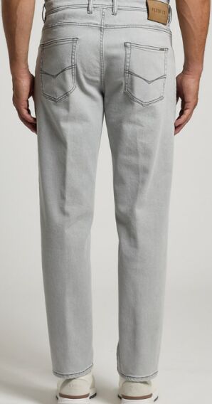Джинсы Tessuto: 98% COTONE 2% ELASTAN
Fodera: 65% POLIESTERE 35% COTONE
Grey denim trousers with light washing
5-pockets style with contrast stitching
Embroidery on back pockets
Regular fit
1/2 hem: 1