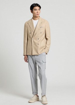 Брюки Tessuto: 69% POLIESTERE 29% VISCOSA 2% ELASTAN
Fodera: 100% COTONE
Chino cargo pants
Slanted front pockets, back flap pockets
Side box pleated patch pocket with flap
Front watch pocket detail wi