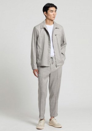 Брюки Tessuto: 56% LINO 44% LANA VERGINE
Fodera: 97% COTONE 2% ACETATO 1% CUPRO
Jogger pants
Slanted front pockets
Back double welt pockets
Back pocket detail with logo tape inside
Elastic waistband w