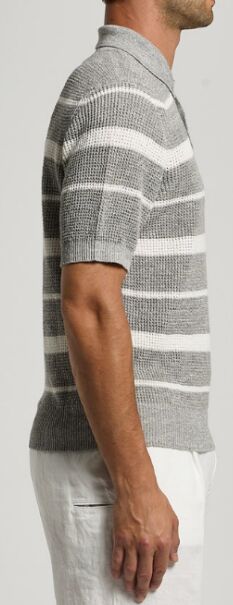 Джемпер Filato: 75% LINO 25% COTONE
Linen cotton melange yarn polo shirt
Waffle stitch with coloured striped pattern
Polo collar
Short set-in sleeves
Cuffs and bottom rib finishing
Regular fit
