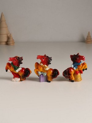 Фигурка полистоун «Новогодняя лошадка в шарфике», 6x2.5x6.8 см, МИКС