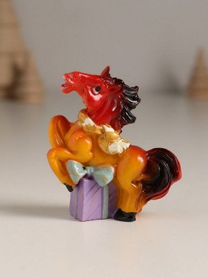 Фигурка полистоун «Новогодняя лошадка в шарфике», 6x2.5x6.8 см, МИКС