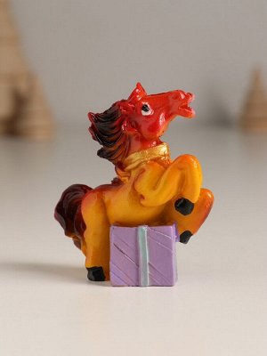 Фигурка полистоун «Новогодняя лошадка в шарфике», 6x2.5x6.8 см, МИКС