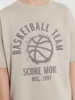 Комплект для мальчиков бежевый с принтом и надписью "basketball team"