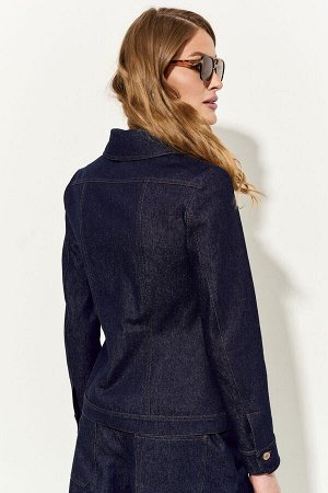 Рубашка Рубашка Foxy Fox 1753 
Состав: Спандекс-5%; Хлопок-95%;
Сезон: Весна
Рост: 170

Классическая джинсовая рубашка прилегающего силуэта выполнена из натурального хлопкового джинса глубокого синег