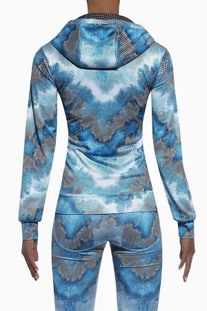 Топ Толстовка с капюшоном для фитнеса свободного кроя Energy blouse 200 den голубого цвета изготовлена из полностью непрозрачного, эластичного, корректирующего фигуру материала. Благодаря применению о