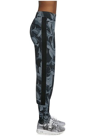 Легинсы Легинсы для фитнеса свободного кроя цвета милитари Athena pants 200 den изготовлены из полностью непрозрачного, эластичного, корректирующего фигуру материала. Благодаря применению особой химич