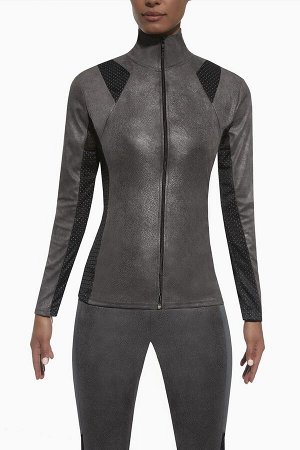 Топ Толстовка для фитнеса свободного кроя Flint blouse 300 den цвет графитово-серый изготовлена из полностью непрозрачного, эластичного, корректирующего фигуру материала. Благодаря применению особой х