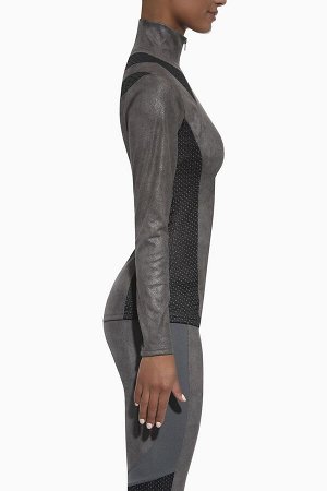 Топ Толстовка для фитнеса свободного кроя Flint blouse 300 den цвет графитово-серый изготовлена из полностью непрозрачного, эластичного, корректирующего фигуру материала. Благодаря применению особой х
