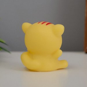 Фигурка светящаяся RISALUX «Счастливый кот», LED-ночник, 2 Вт, LR44, жёлтый, 3.5x4x4 см