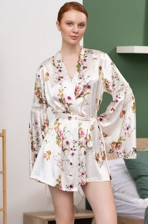 Vikki 4624 Укороченный игривый запашной халат Mia-Amore с длинными рукавами выполнен из принтованного смесового шёлка. Рукава, расклешённые к низу, декорированы кружевом на уровне плеча. Халат комплек