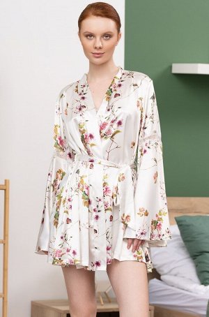 Vikki 4624 Укороченный игривый запашной халат Mia-Amore с длинными рукавами выполнен из принтованного смесового шёлка. Рукава, расклешённые к низу, декорированы кружевом на уровне плеча. Халат комплек