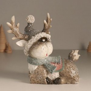 Фигурка полистоун «Олешка в сером колпаке и шарфике, лежит», 21x11.5x20 см