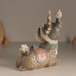 Фигурка полистоун «Олешка в сером колпаке и шарфике, лежит», 21x11.5x20 см