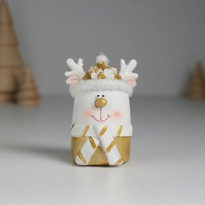 Фигурка полистоун «Олень белый в шапке и шарфике», 4x4x7 см