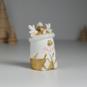 Фигурка полистоун «Олень белый в шапке и шарфике», 4x4x7 см