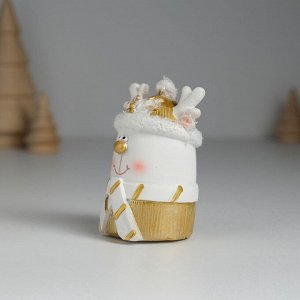 Фигурка полистоун «Олень белый в шапке и шарфике», 4x4x7 см