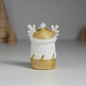 Фигурка полистоун «Олень белый в шапке и шарфике», 4x4x7 см