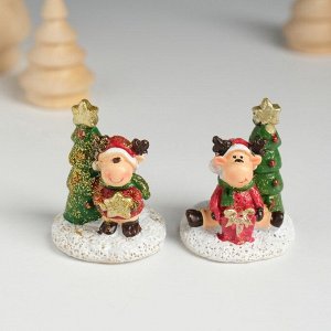 Фигурка полистоун «Оленёнок в красной шубке около ёлочки», 3.8x3.5x4.8 см, МИКС