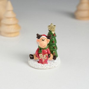 Фигурка полистоун «Оленёнок в красной шубке около ёлочки», 3.8x3.5x4.8 см, МИКС