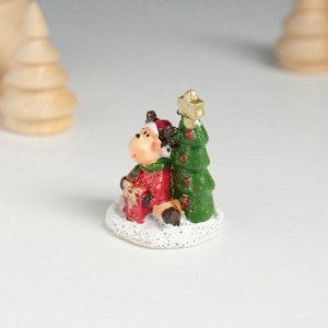 Фигурка полистоун «Оленёнок в красной шубке около ёлочки», 3.8x3.5x4.8 см, МИКС