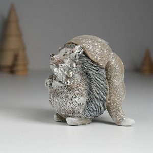 Фигурка полистоун «Ёжик с серебристой ёлочкой в длинном колпаке», 7x5x8 см