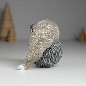 Фигурка полистоун «Ёжик с серебристой ёлочкой в длинном колпаке», 7x5x8 см