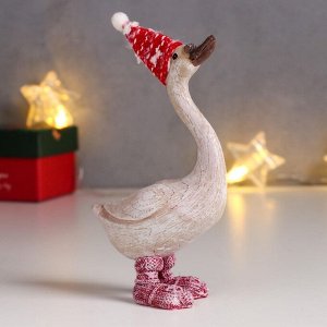 Фигурка полистоун «Гусь лапчатый в новогоднем колпаке», 14x9.3x5.2 см