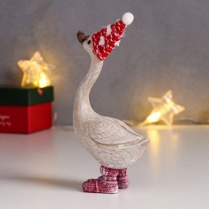 Фигурка полистоун «Гусь лапчатый в новогоднем колпаке», 14x9.3x5.2 см